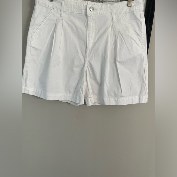 Gloria Vanderbilt women’s pleated white cotton shorts size 12 . Zip fly button. - Picture 1 of 4